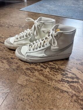 Nike Blazers Mid ‘77, White and Light Gray High-Top Sneakers